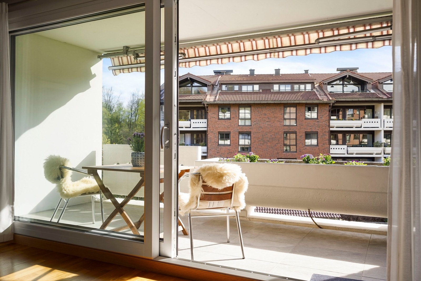 Fra stuen er det utgang til en på sydvestvendt balkong på 10 kvm. Galleribilde