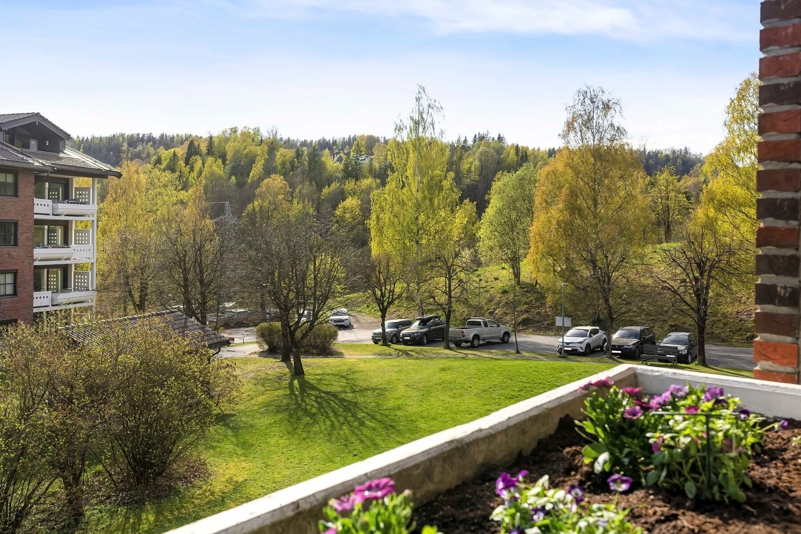 Balkongen byr på hyggelig utsyn mot det grønne nabolaget og gode solforhold på sommerstid. Galleribilde
