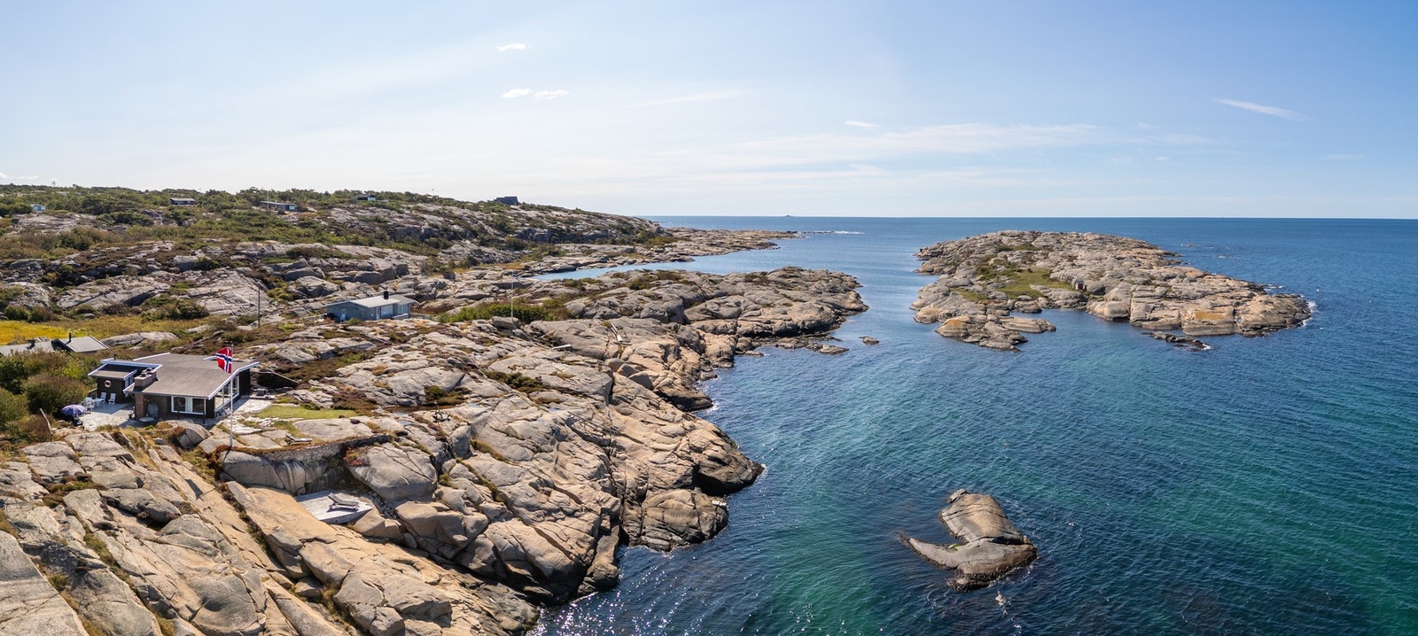 Eiendommen er omkranset av en fantastisk skjærgård med svaberg, viker og småholmer - perfekt for padling en godværsdag Galleribilde