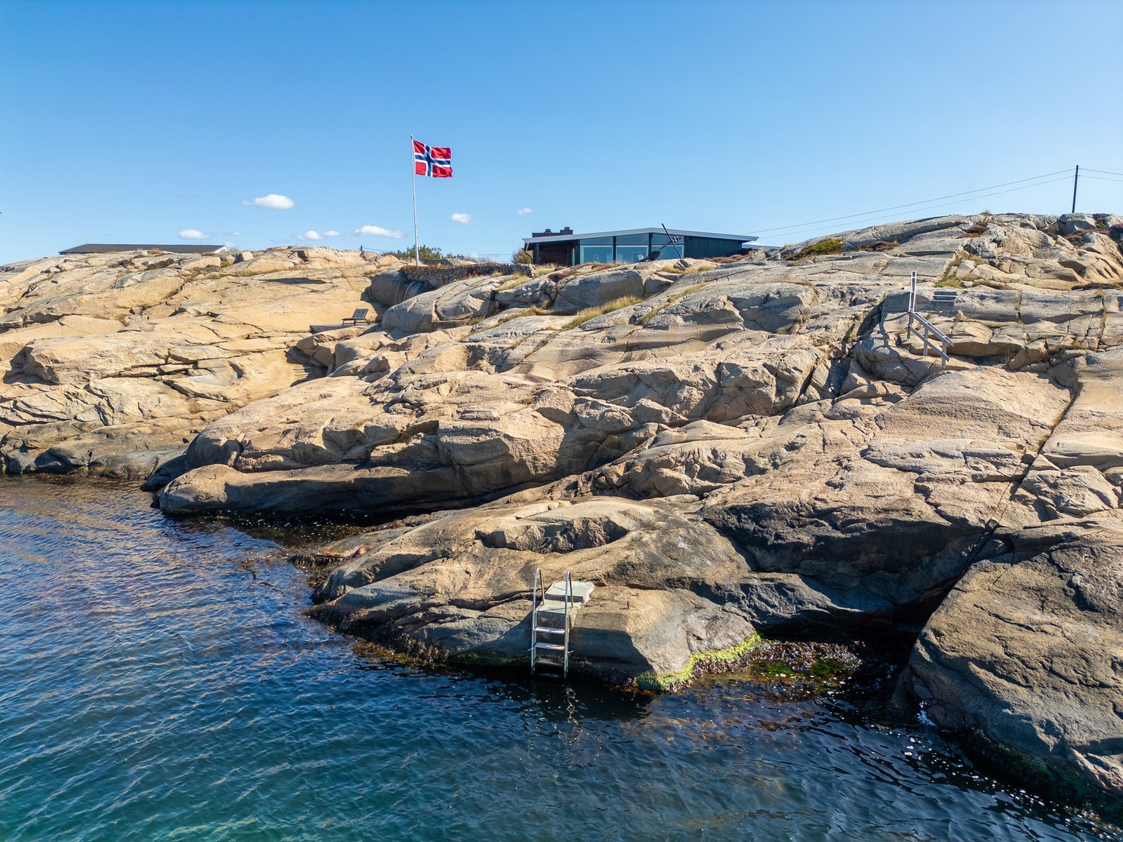 Flotte bademuligheter i godt badevann rett nedenfor hytta Galleribilde