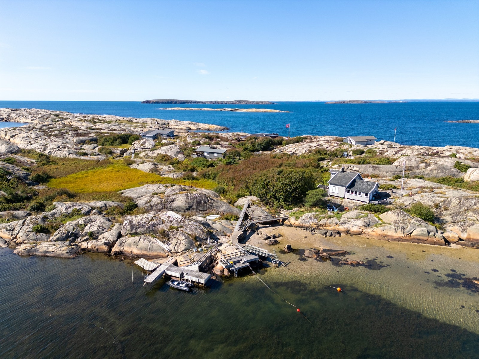 Båtplass i stille vik rett ved hytta Galleribilde