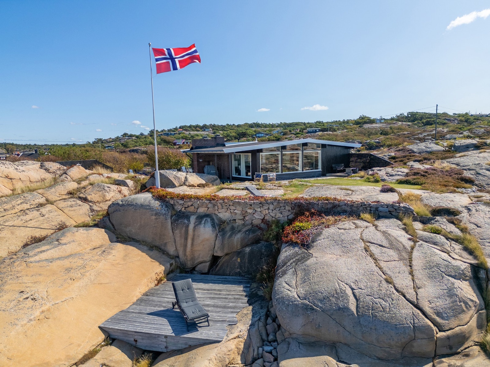 Bebyggelsen ligger pent og lavt i landskapet Galleribilde