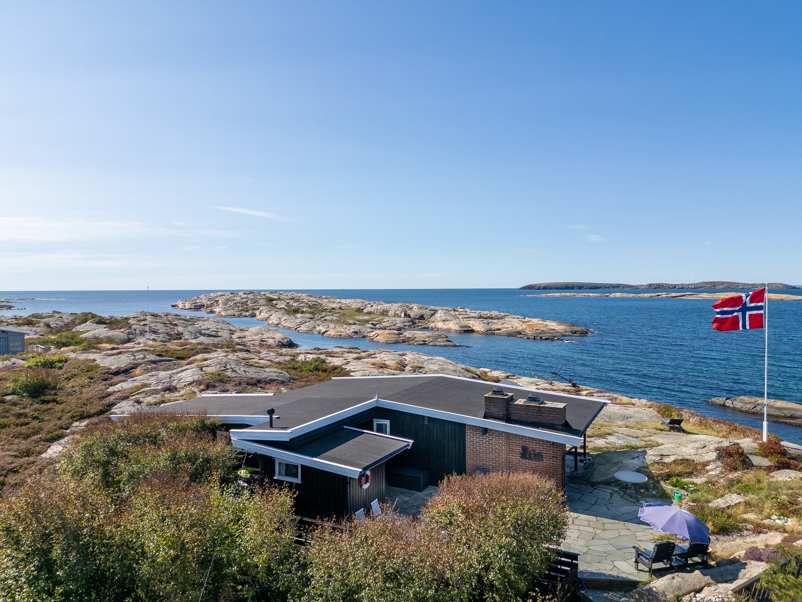 Hytta ligger med fantastisk utsikt mot Søsterøyene og ytre Oslofjord Galleribilde