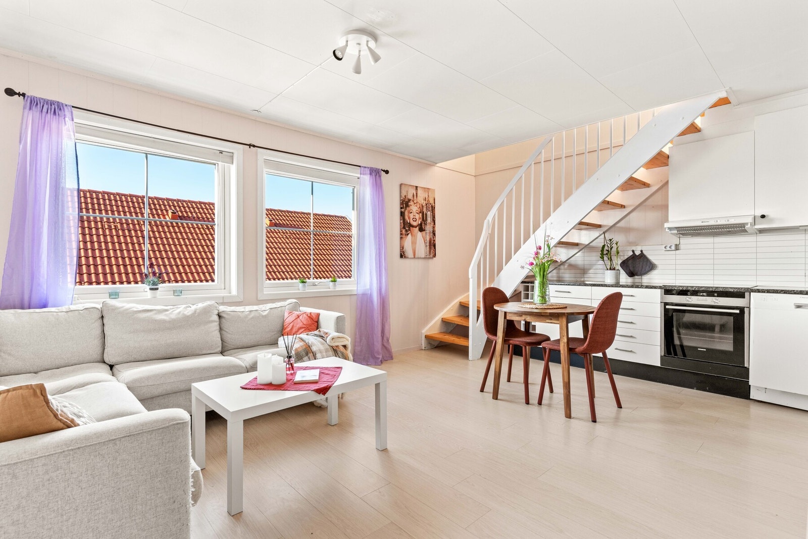 Romslig stue med store vindusflater som slipper inn rikelig med naturlig lys. Galleribilde