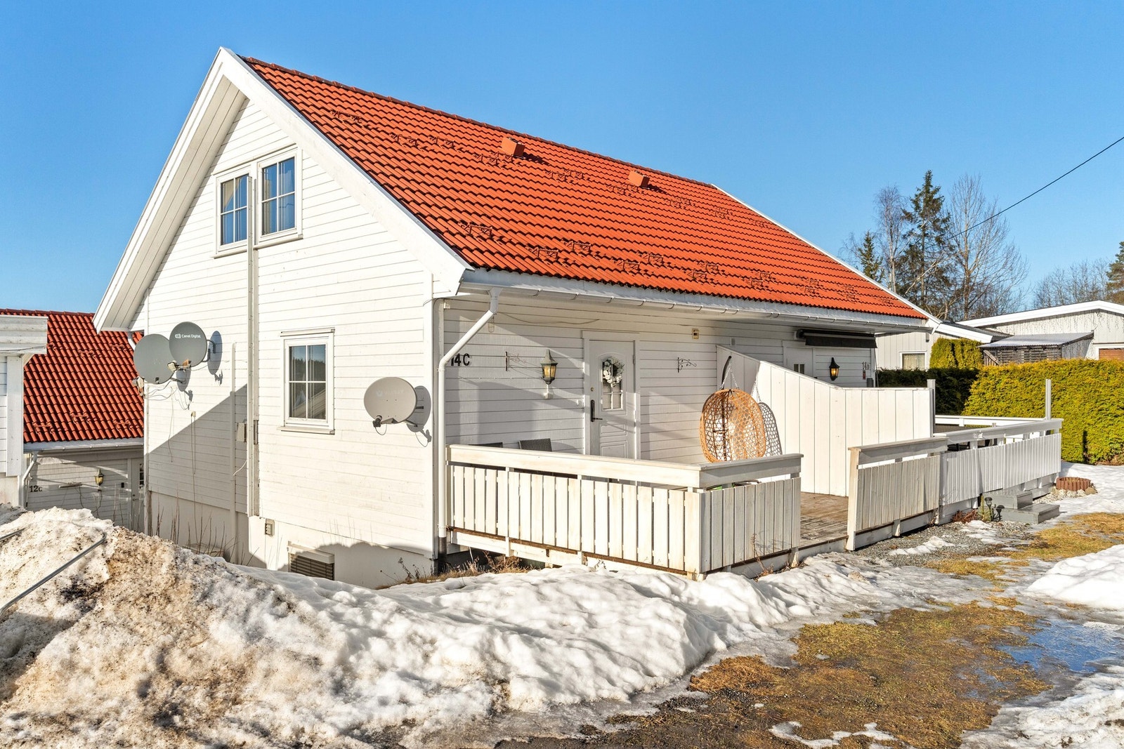 Solrik terrasse med gode møbleringsmuligheter for hyggelige uteopphold. Galleribilde