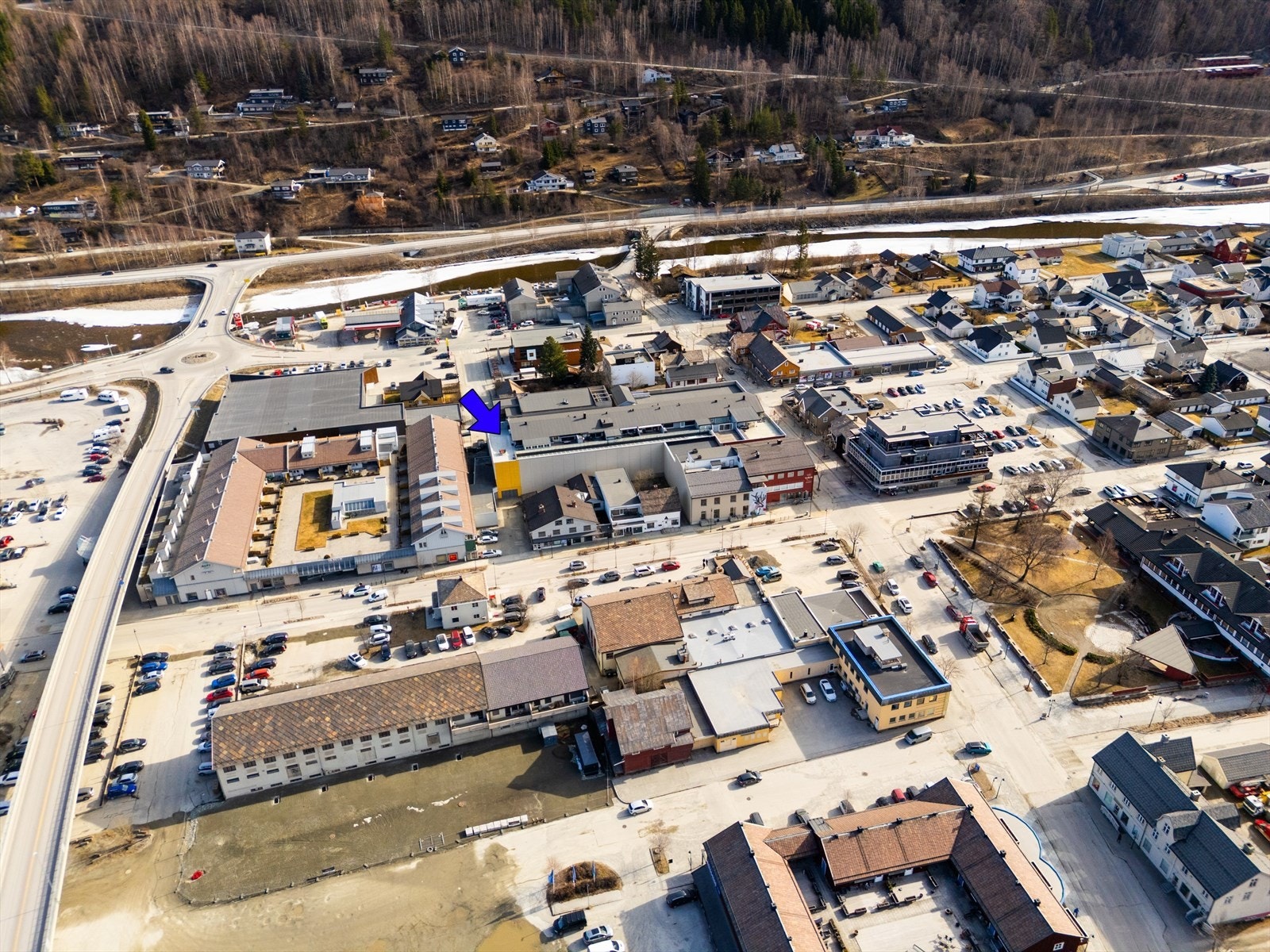 Leiligheten er i tredje etasje. Under er det to etasjer med næring (kjøpesenter). Galleribilde