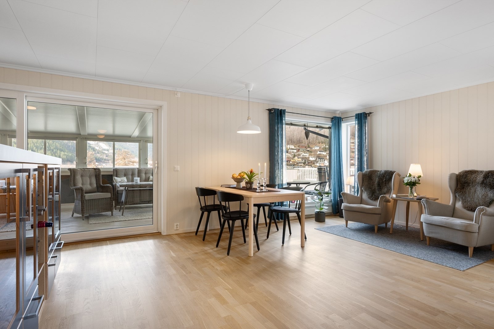 Spisestuen er praktisk plassert ved kjøkkenet. Galleribilde