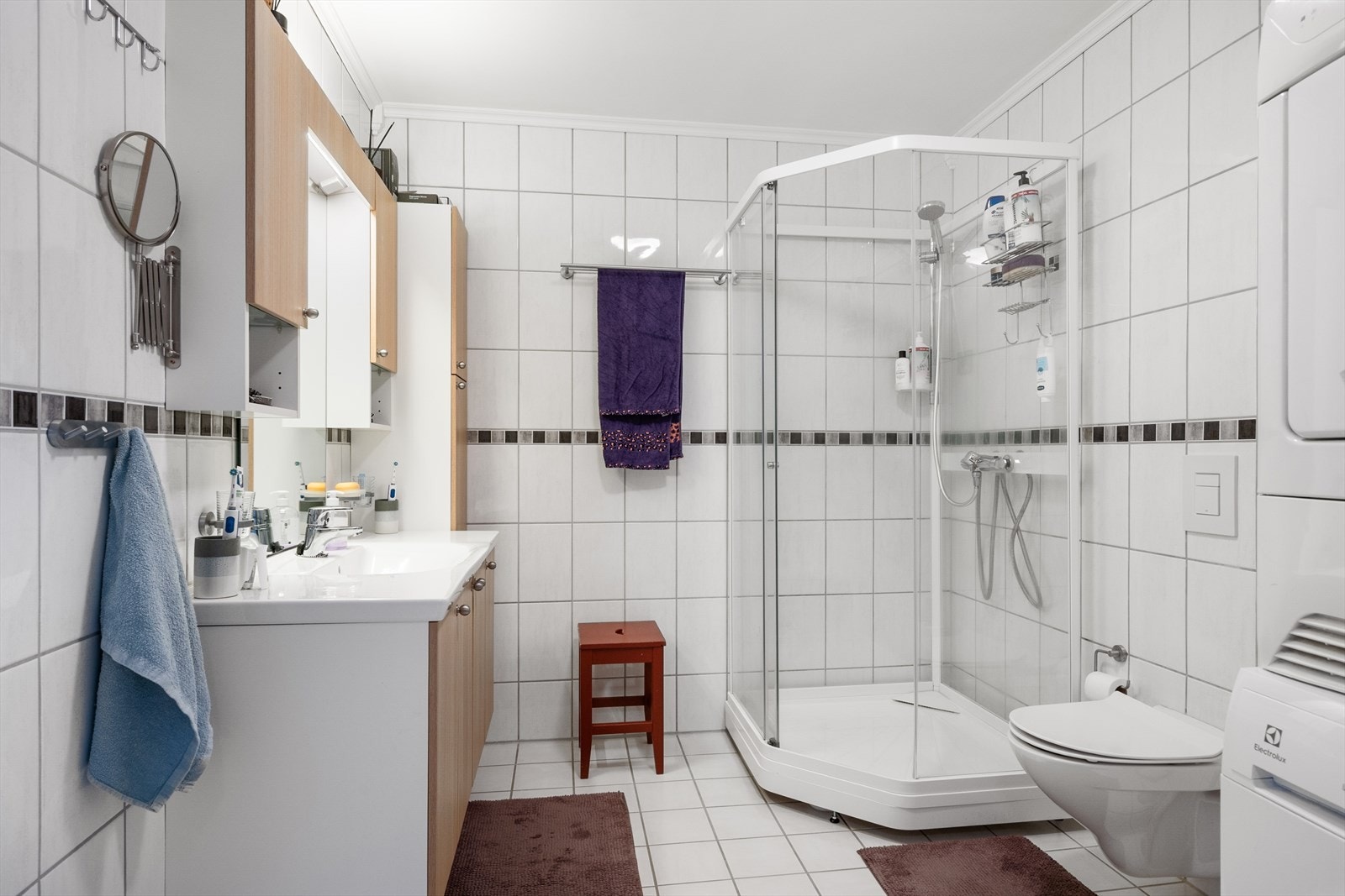 Badet er fra byggeåret og har flislagt gulv med elektriske varmekabler og flislagte vegger. Galleribilde