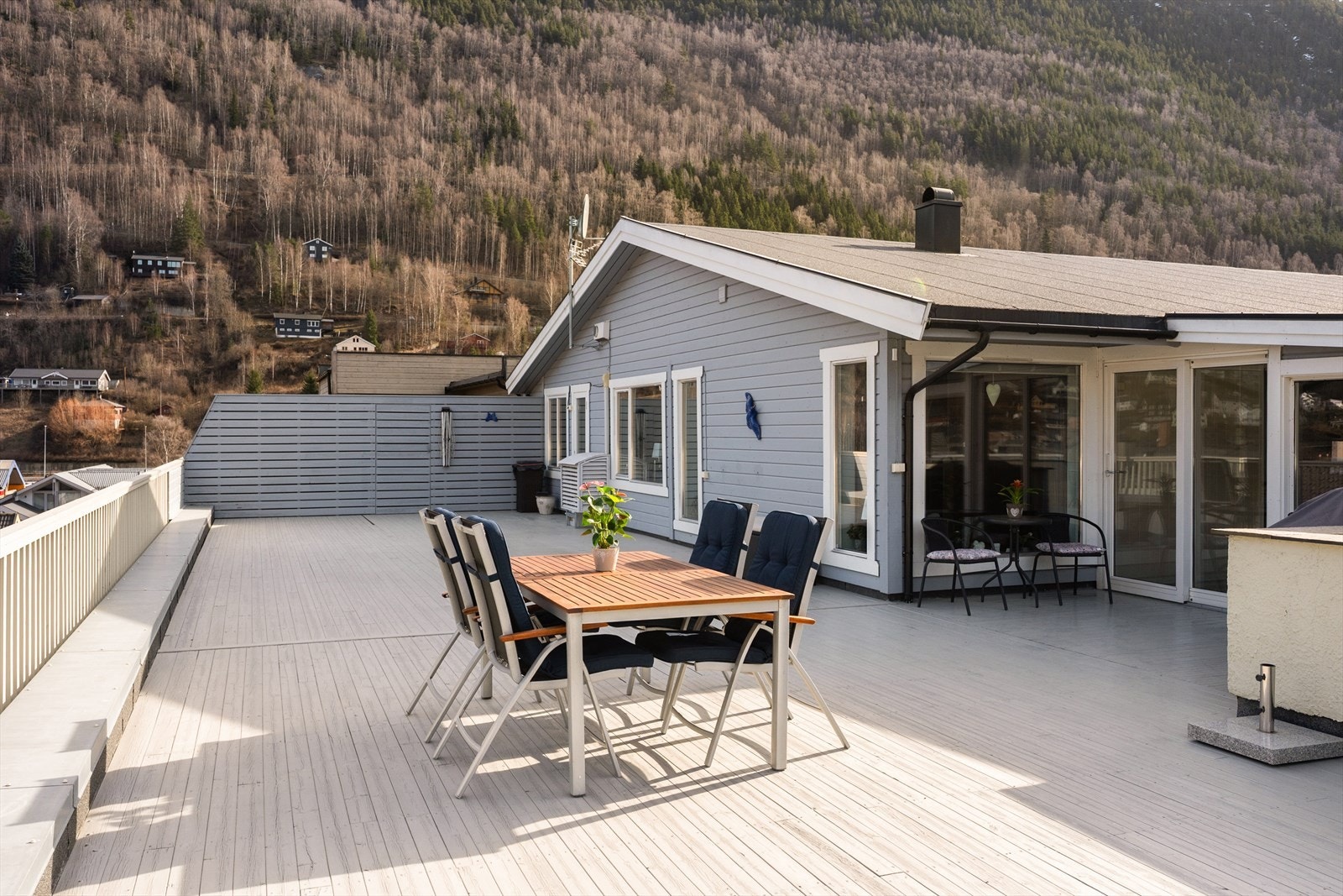 Den store takterrassen gir rikelig med plass for utemøbler. Perfekt for sosialt samvær. Galleribilde