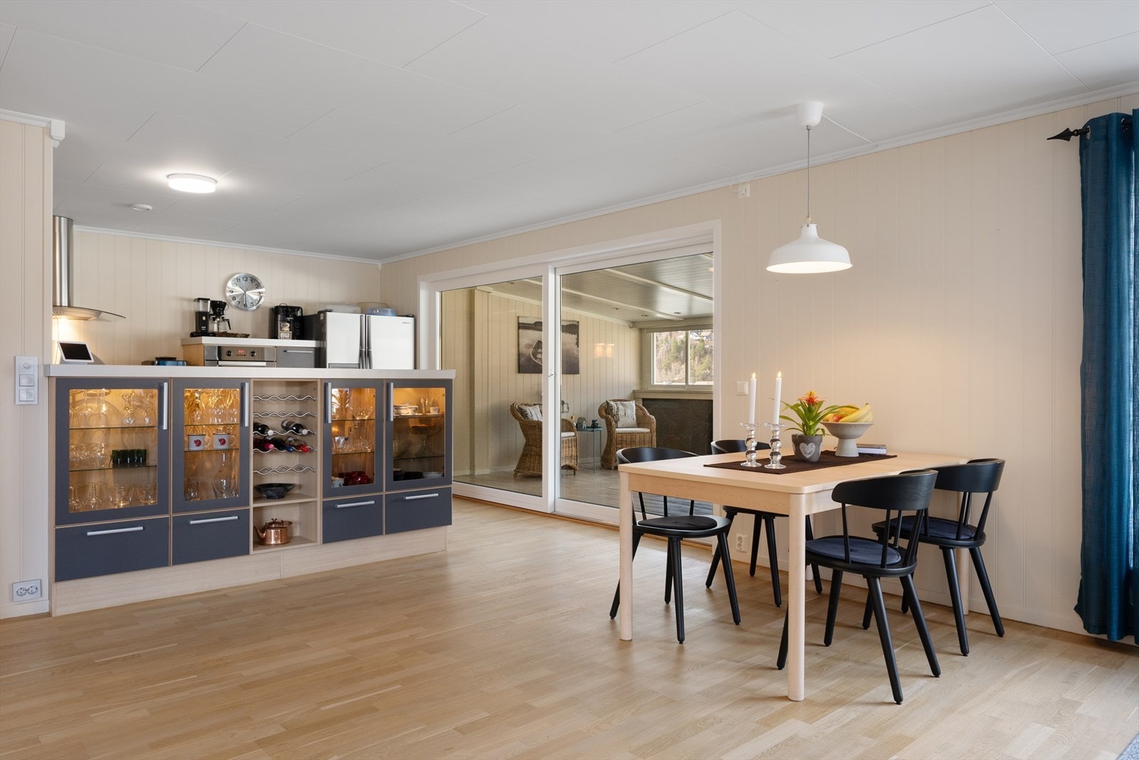 Den åpne løsningen mellom stue og kjøkken gir en romslig følelse, med god plass til både sofagruppe og spisebord. Galleribilde