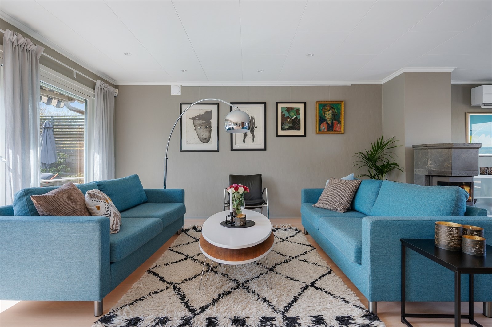 God plass til sofaseksjon. Galleribilde
