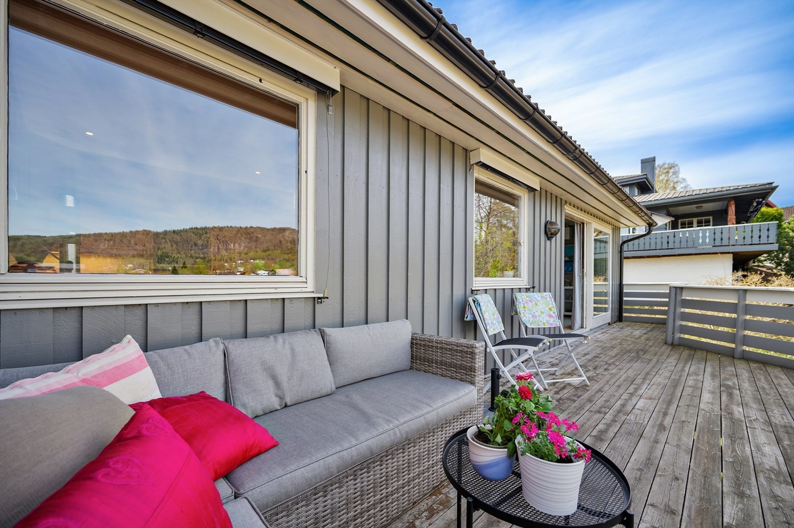 Fra spisetuen er det utgang til veranda. Galleribilde