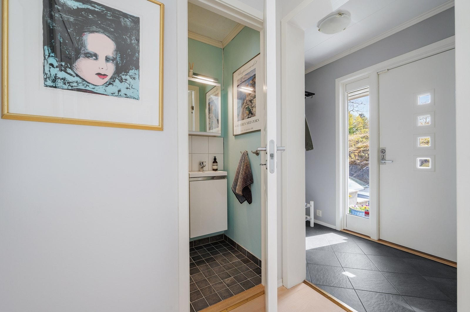 Gang med adkomst til toalett. Galleribilde