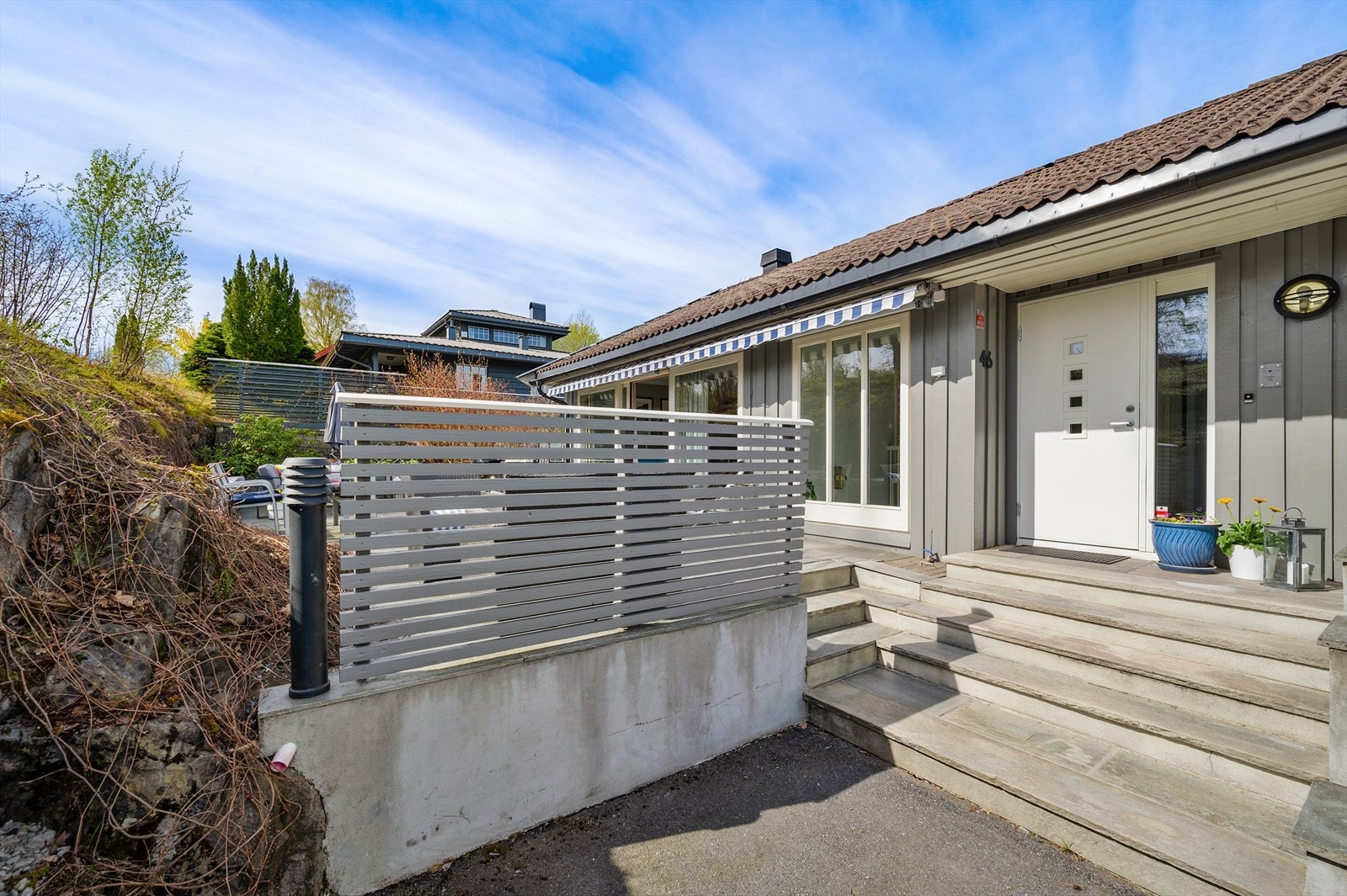 Delvis overbygget inngangsparti. Galleribilde