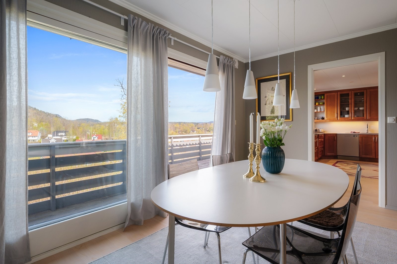 Store vindusflater og mye naturlig lys. Galleribilde