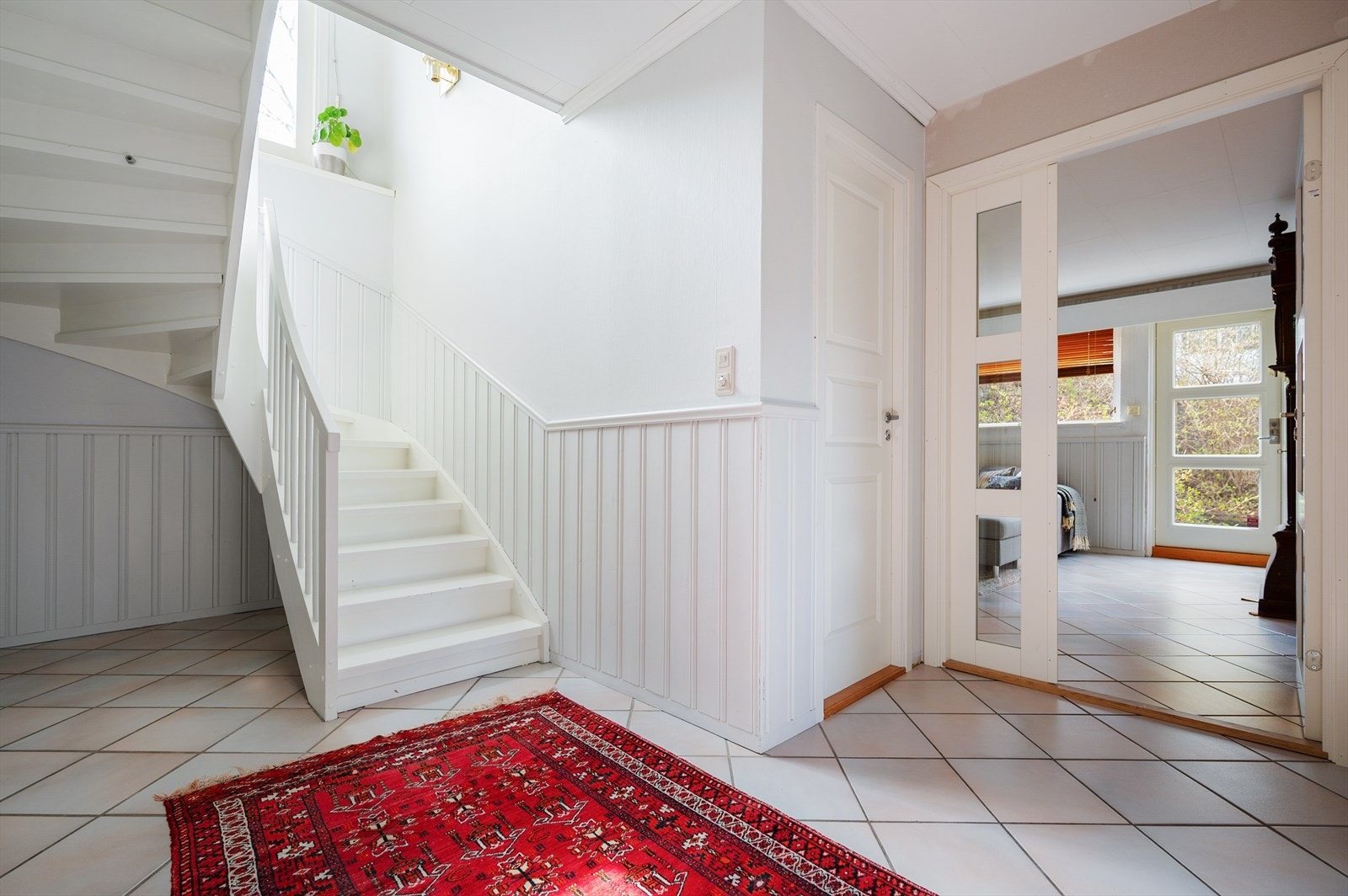 Flislagt gang i underetasje med varme. Galleribilde