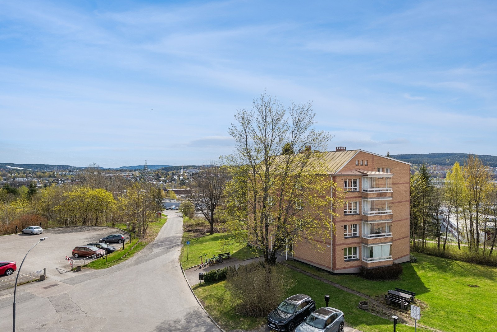 Utsikten fra balkongen, høyt og fritt, mye grøntområder. Galleribilde