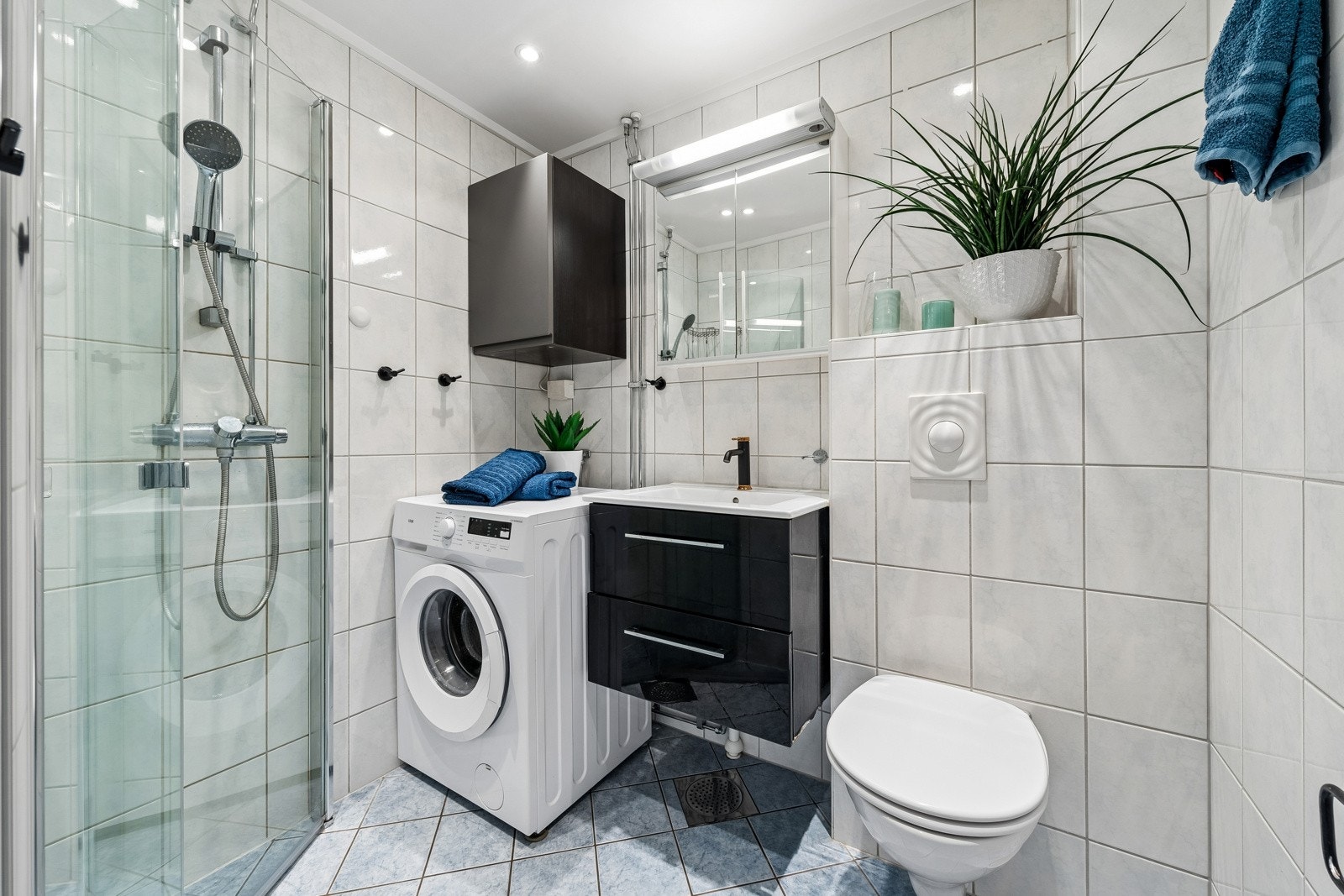 Rehabilitert bad i regi av brl., ferdigstilt i 2007. Badet har tidløse fliser både på gulv og vegger. Varmekabler og downlights. Galleribilde