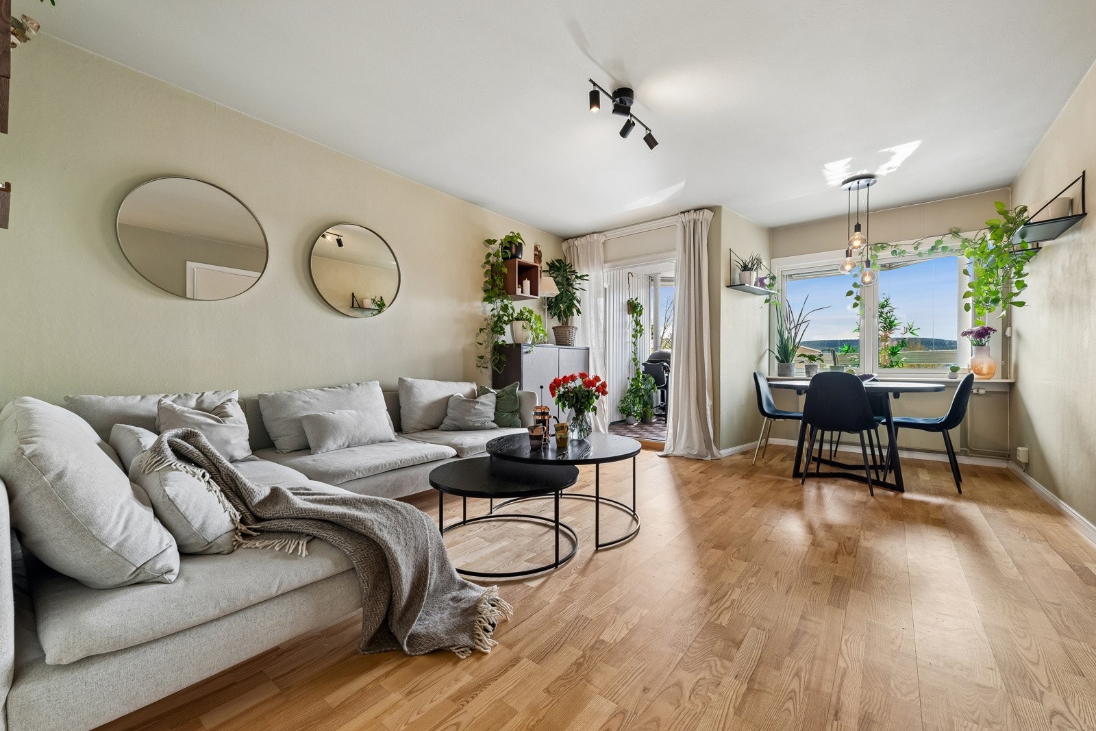Stuen er lett å møblere, her kan du fint ha både salong og spisestue om du ønsker. Galleribilde