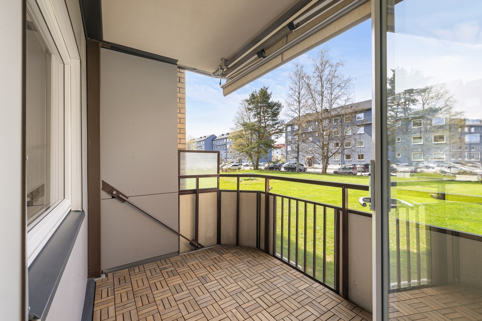 Balkongen har plass til sittegruppe og grill. Galleribilde