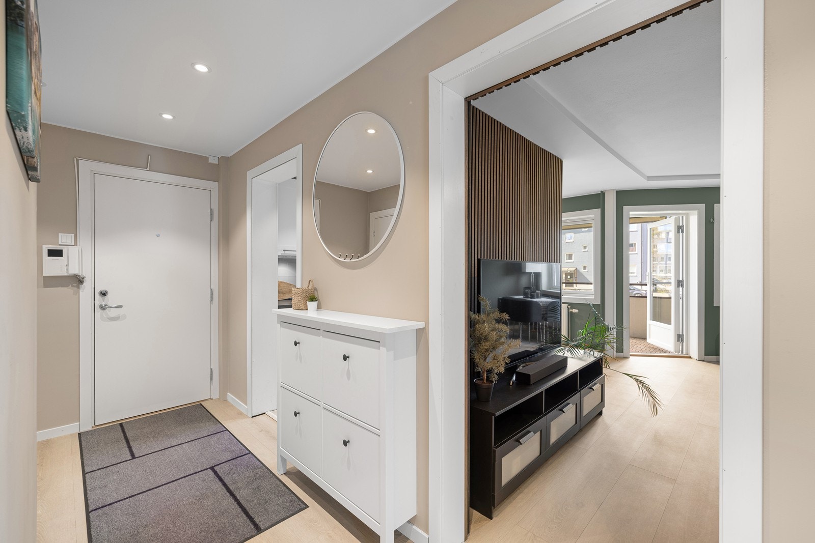 Du ønskes velkommen inn i en innbydende entré som gir et godt førsteinntrykk. Galleribilde
