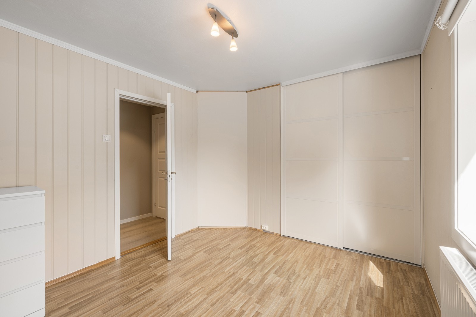 Dette rommet har skyvedørsgarderobe. Galleribilde