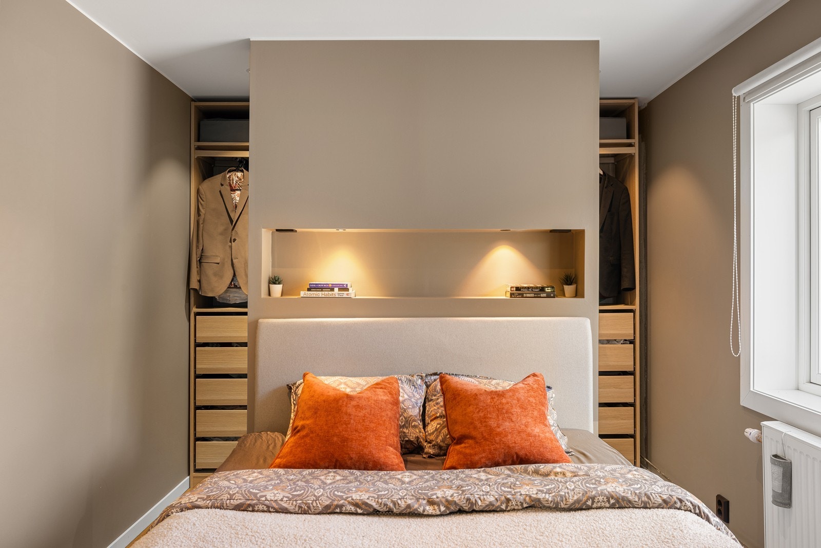 Hovedsoverommet er pent oppusset med walk-in garderobe bak sengegavel. Galleribilde