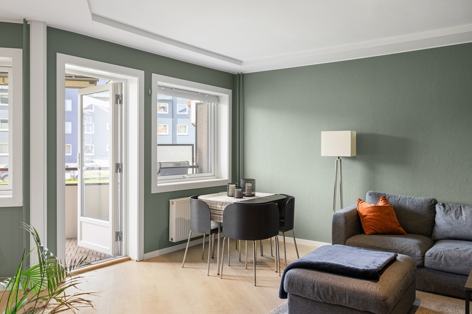 Stuen har utgang til en 8 m² balkong, og god plass til sofa og TV-/mediemøblement. Galleribilde