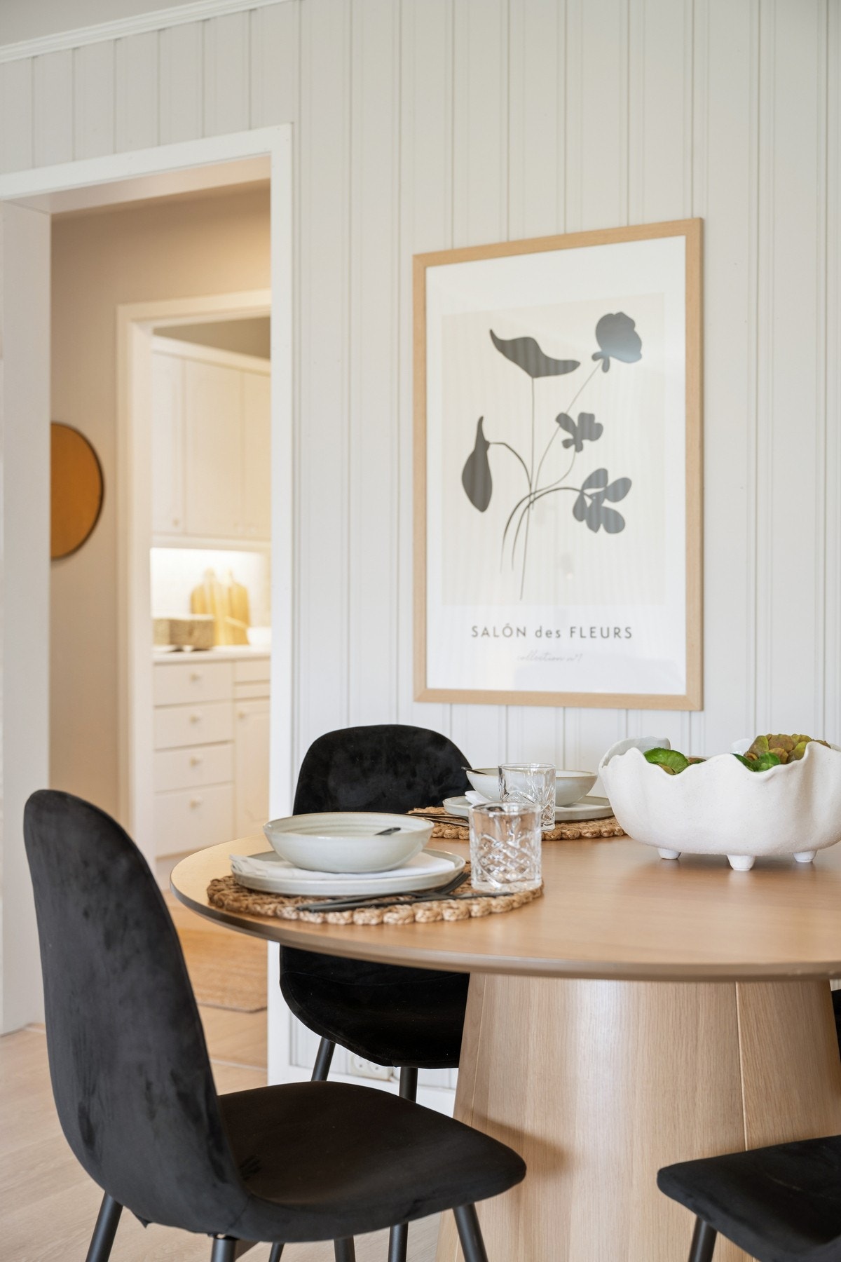 Videre går vi til stuen/spisestuen. Galleribilde