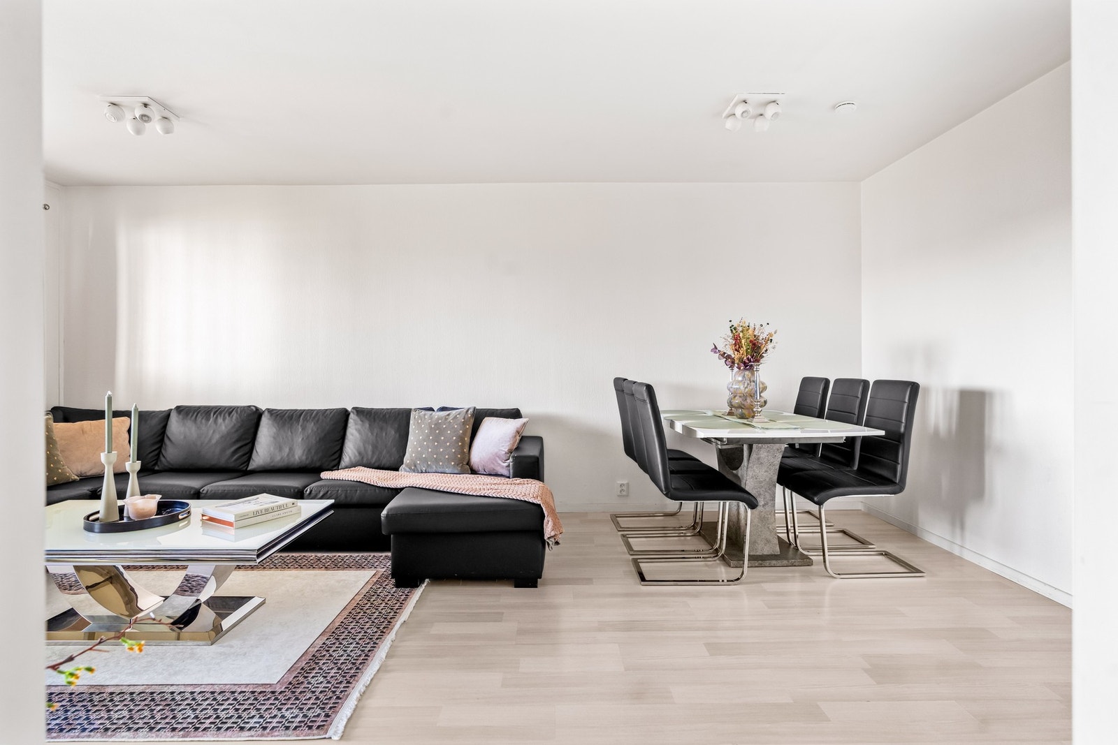 Stuen har gode møbleringsmuligheter med plass til både sofagruppe og spisebord. Galleribilde