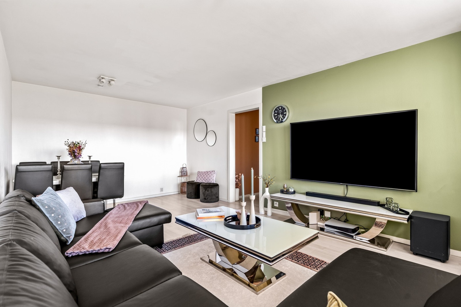 Lys og romslig stue med store vindusflater som slipper inn rikelig med dagslys. Galleribilde