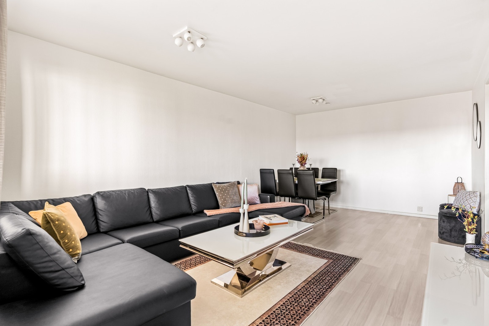 Videre inn i stuen. Galleribilde