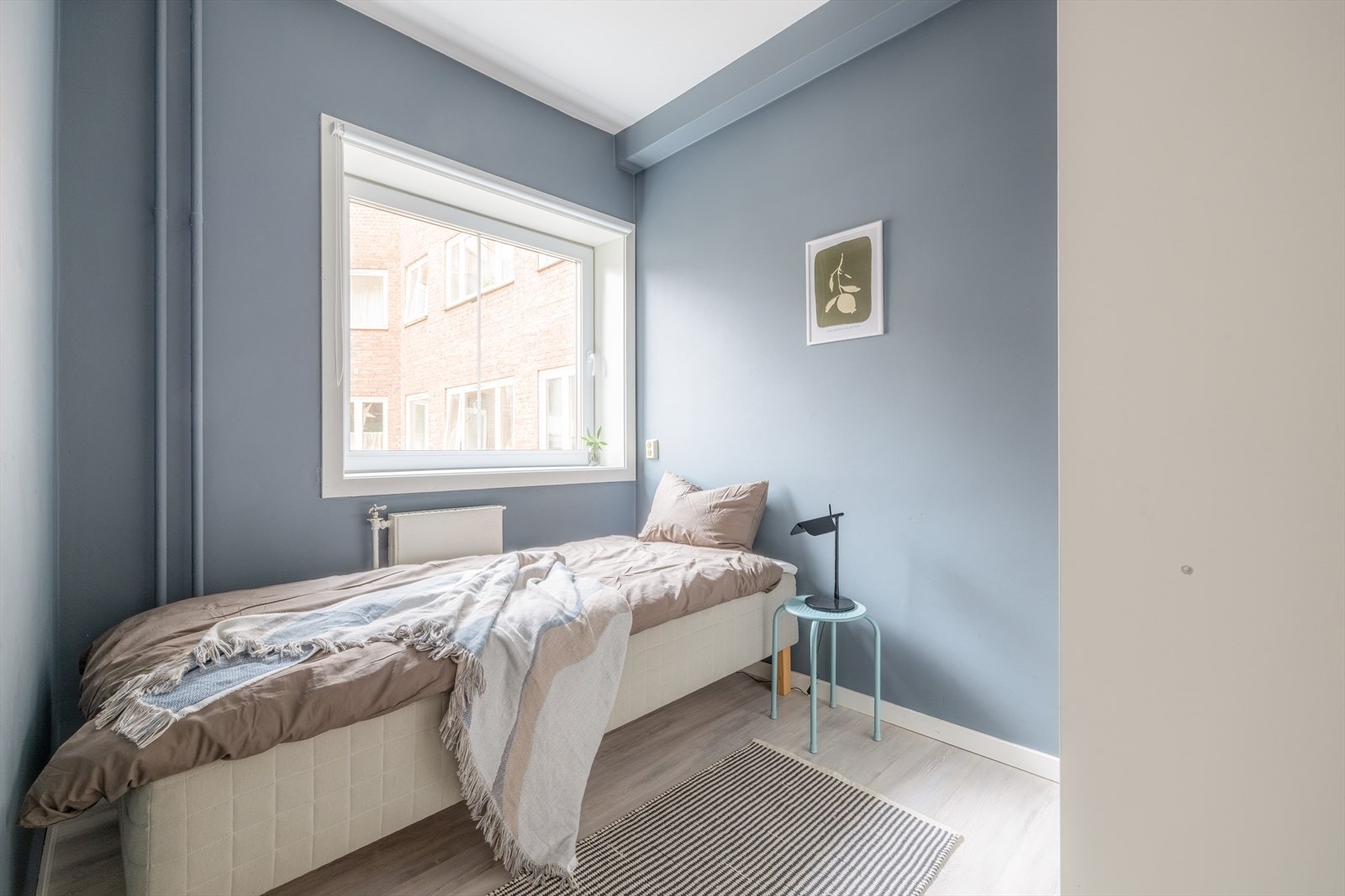 Soverommet har malte vegger og laminat på gulvet, i tråd med resten av oppholdsrommene. Galleribilde