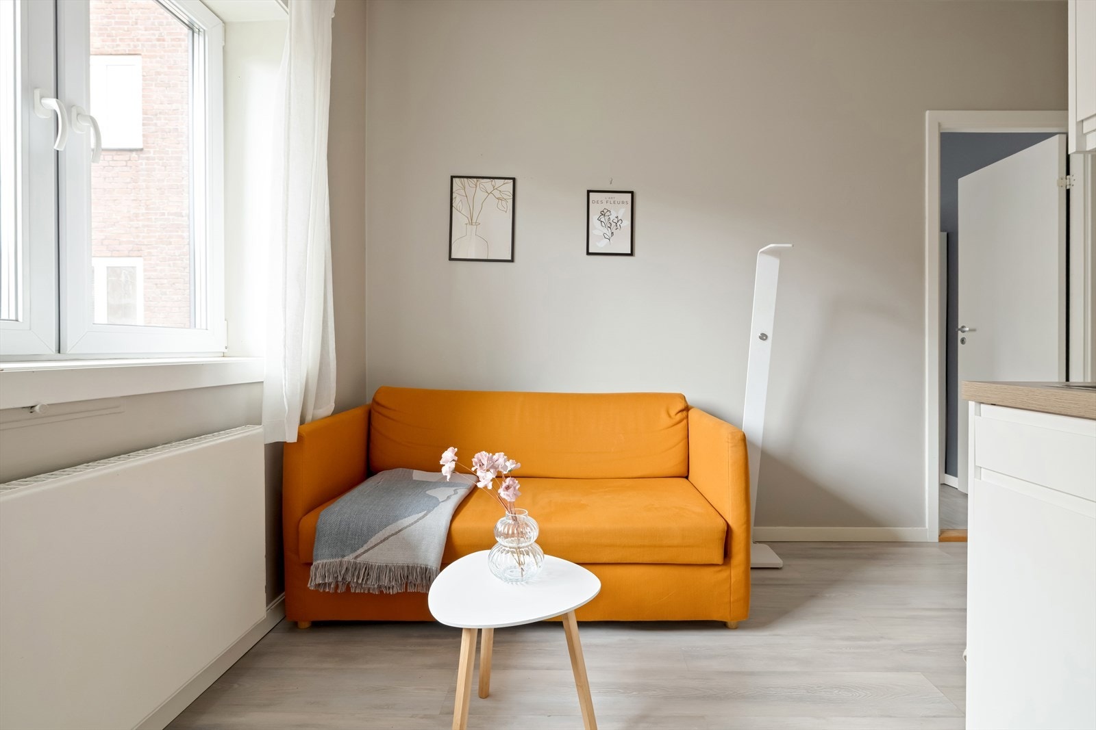 Det er moderne overflater med lys laminat på gulvet og vegger malt i delikate farger. Galleribilde