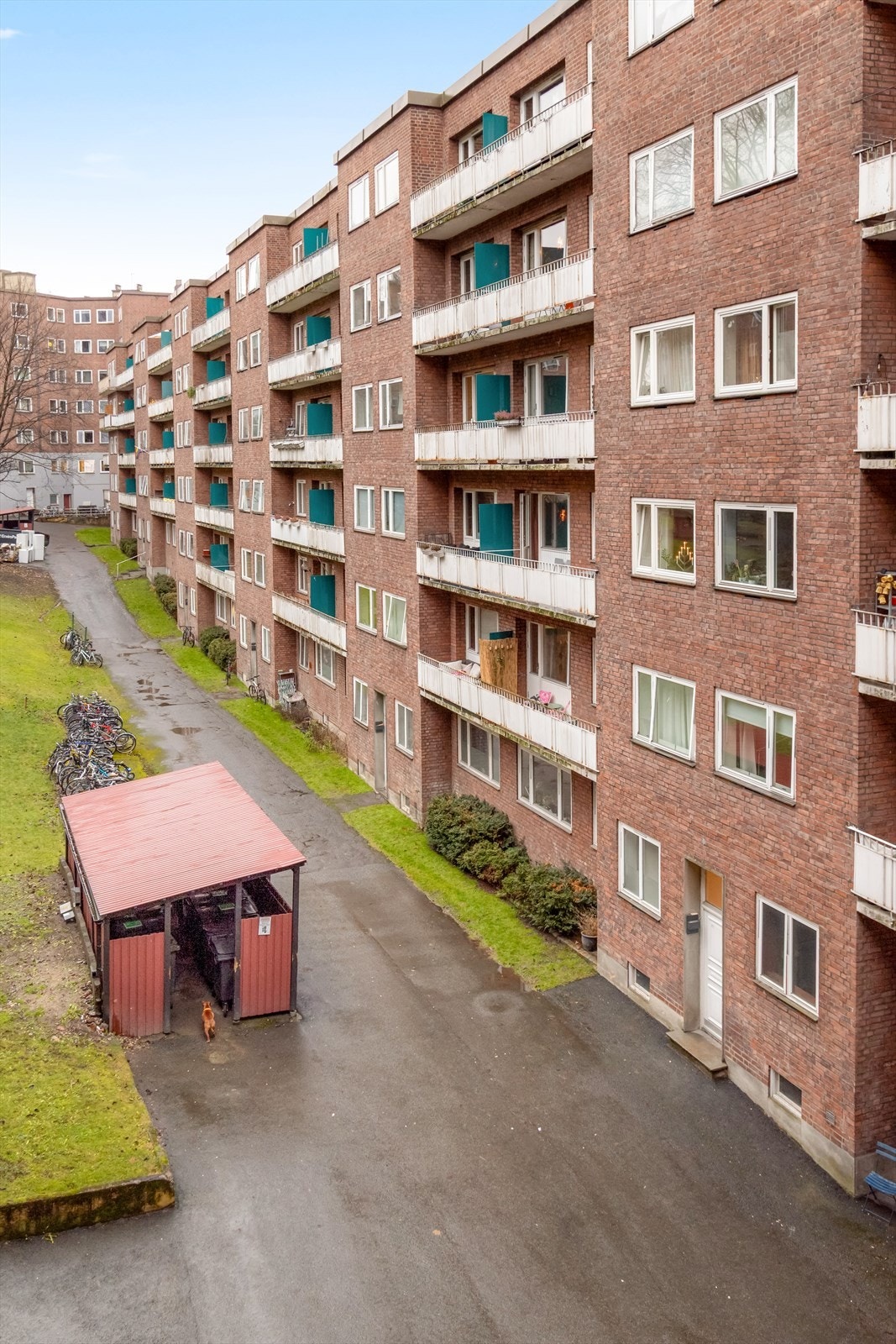 Borettslaget har en stor og skjermet bakgård med blant annet sykkelparkering. Galleribilde