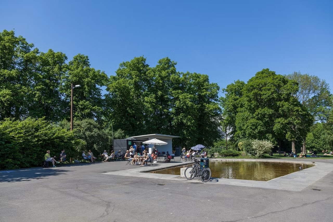 St. Hanshaugenparken, en av byens mest populære parker, ligger en kort spasertur unna. Galleribilde