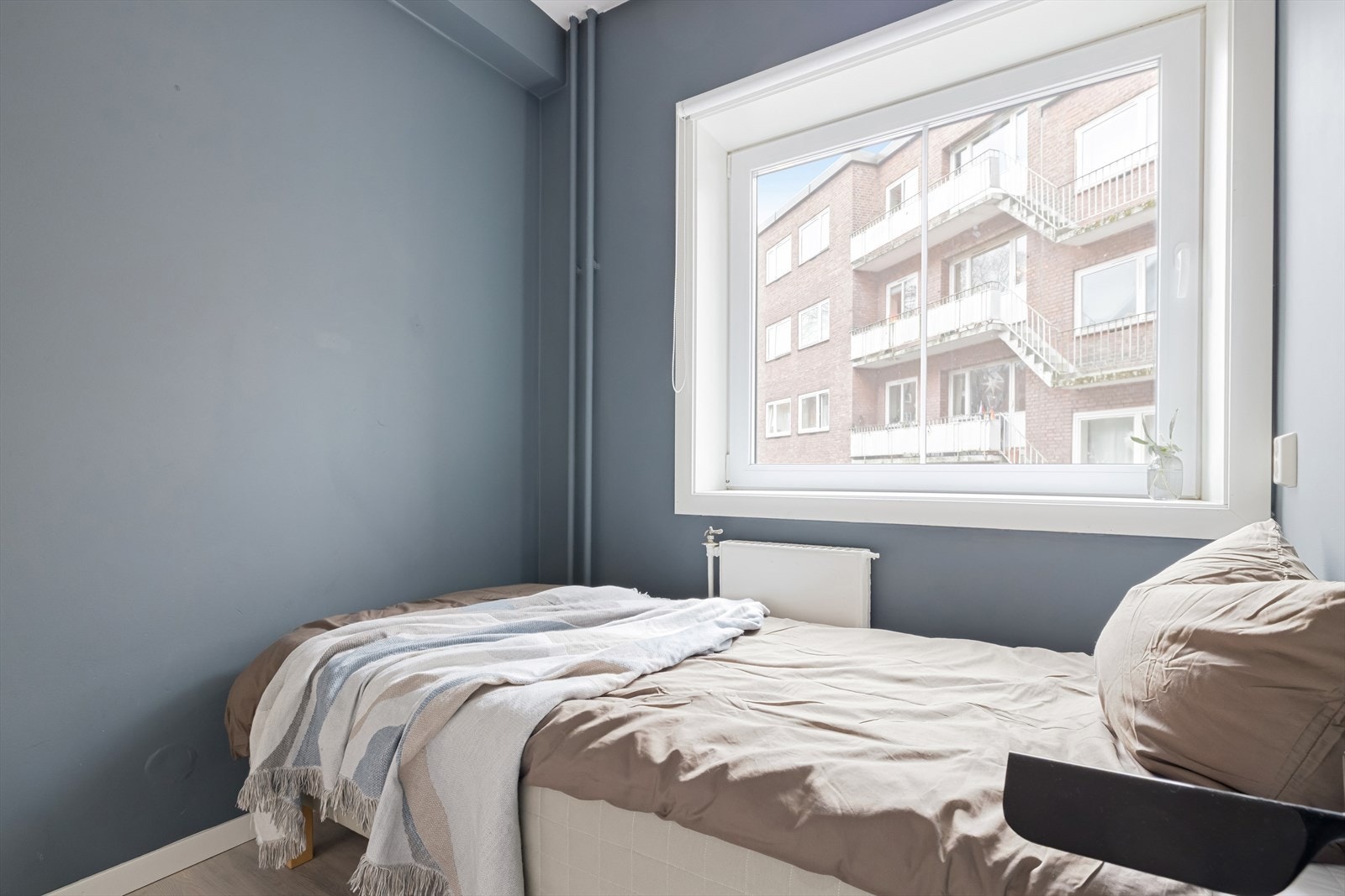 Vinduet på soverommet slipper inn godt med dagslys og gir utsyn mot den felles bakgården. Galleribilde