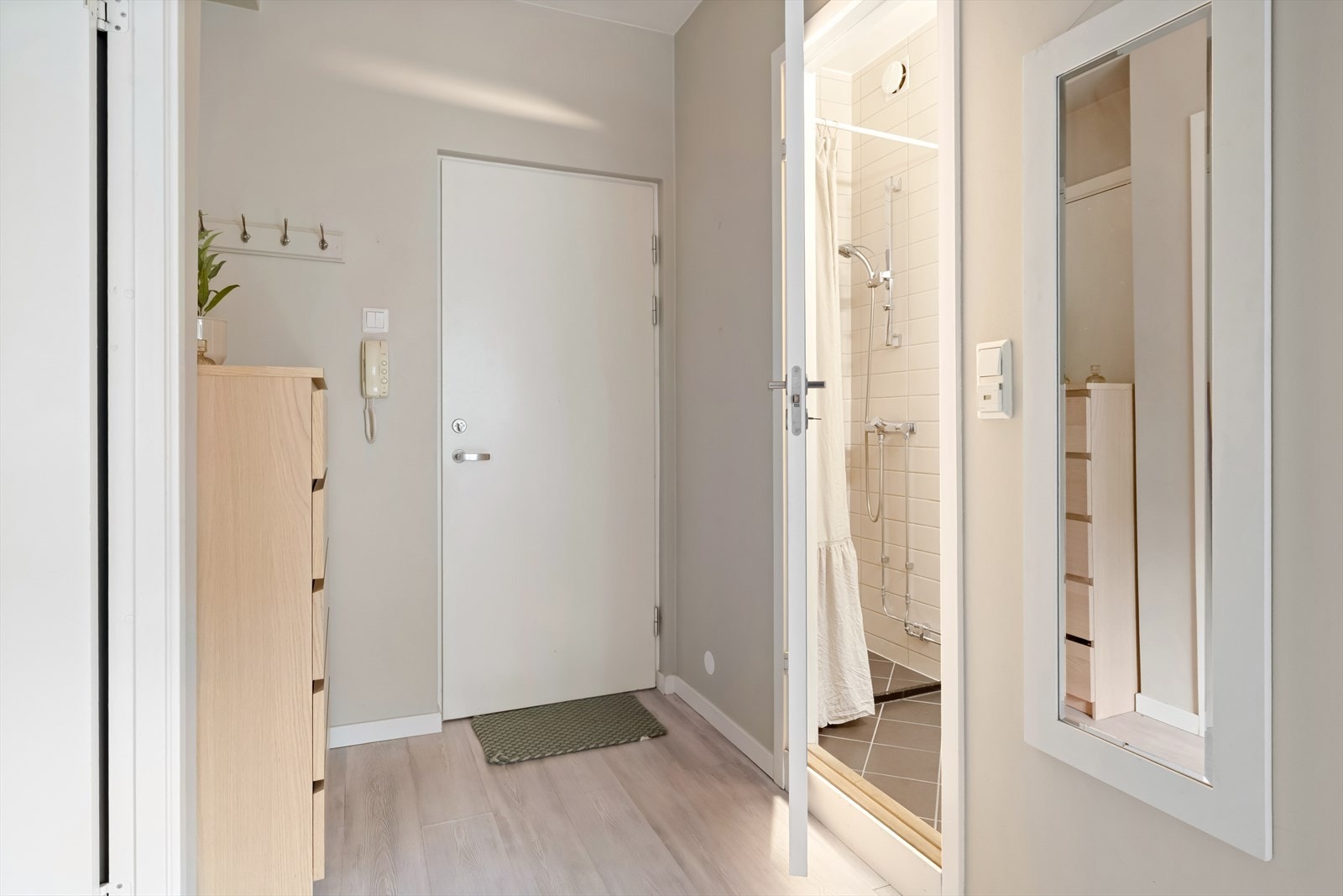 Det er enkel trappeadkomst opp til 2. etasje, hvor du blir møtt av en lys entré. Galleribilde