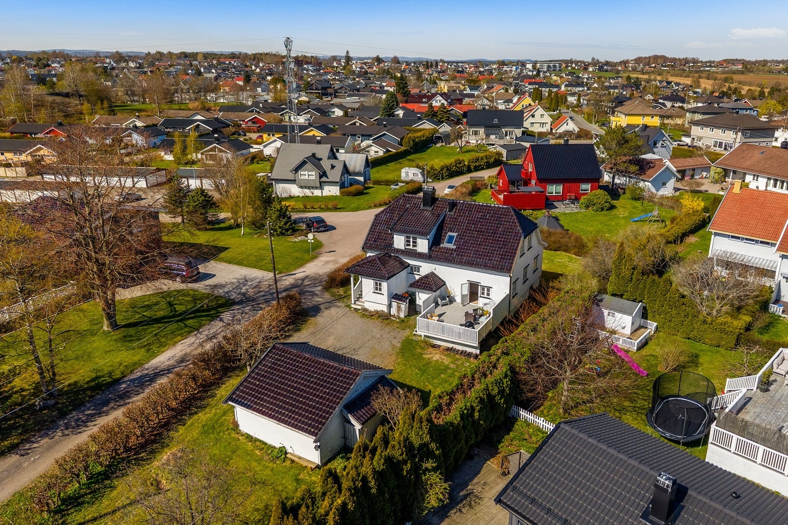 Oversiktsbilde som fremhever boligens arkitektur, uteplasser og grønne omgivelser. God avstand til naboer og skjermet beliggenhet. Galleribilde