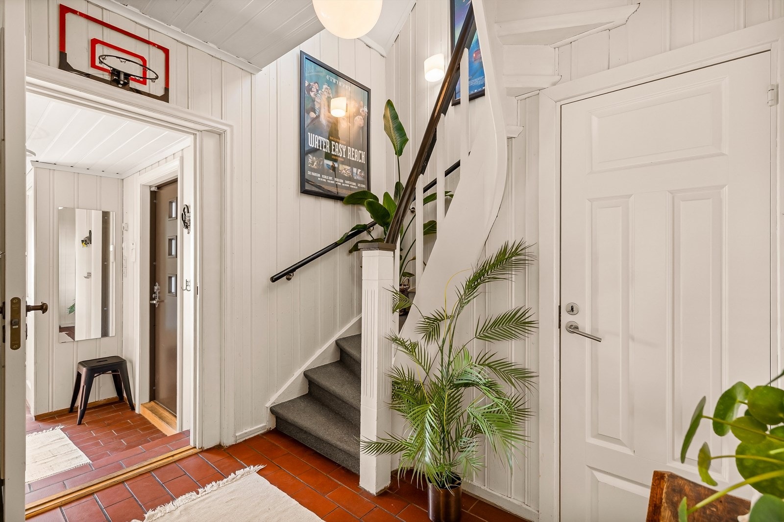 Lys og romslig gang med adkomst til flere rom og trapp til 2 etasje. Praktisk og oversiktlig planløsning. Galleribilde