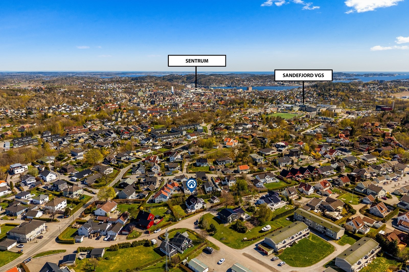 Eiendommen ligger sentralt til i etablert boligområde - med gang- og sykkelavstand til sentrum, skole og hverdagslige gjøremål. Galleribilde