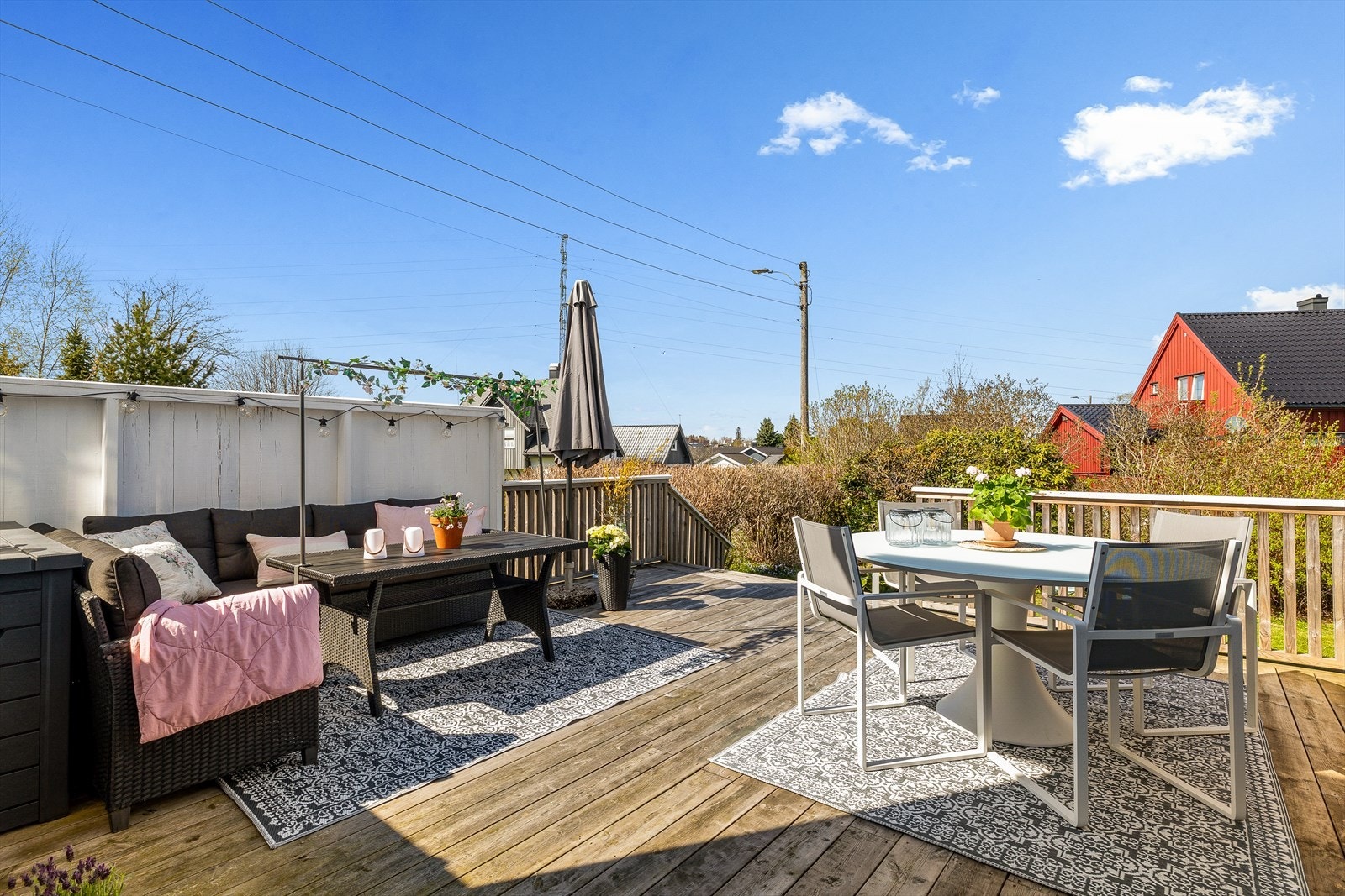 Plass til både hyggelige måltider og lange kvelder i solen. Galleribilde