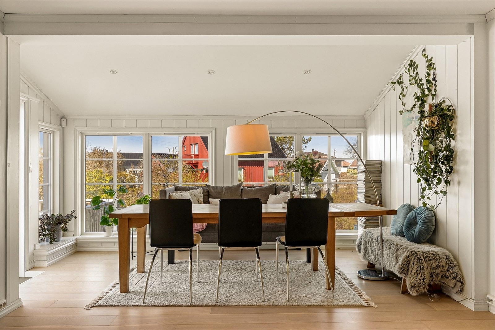En naturlig møteplass for familien - romslig spisestue med godt lys, utsyn og plass til både hverdagsmiddager og festlige anledninger. Galleribilde