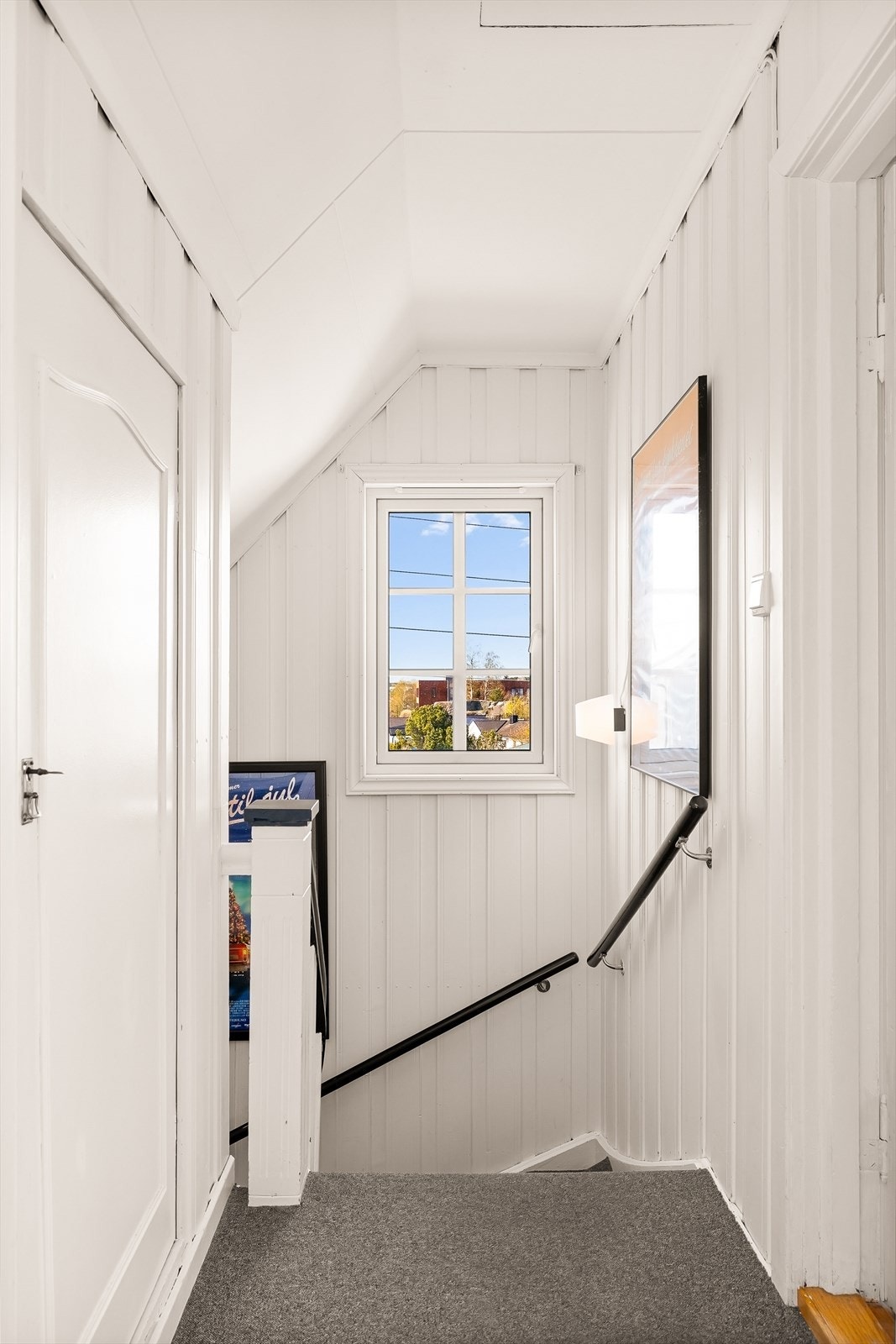 Lys og ryddig trappegang med naturlig dagslys fra vindu. Gir god adkomst til soverom og øvrige rom i etasjen. Galleribilde