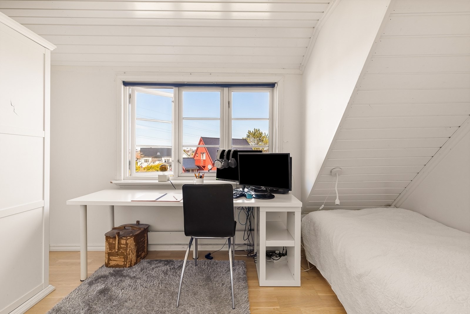 Allsidig og innbydende rom som passer utmerket som soverom, hjemmekontor eller ungdomsrom. God romfølelse og naturlig dagslys. Galleribilde