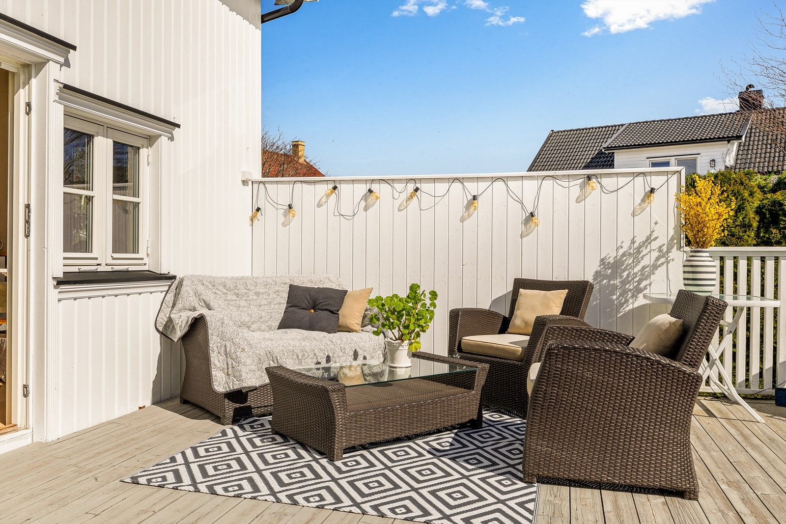 En hyggelig terrasse som inviterer til lange sommerkvelder, kaffe i solen og rolige stunder i skjermede omgivelser. Galleribilde