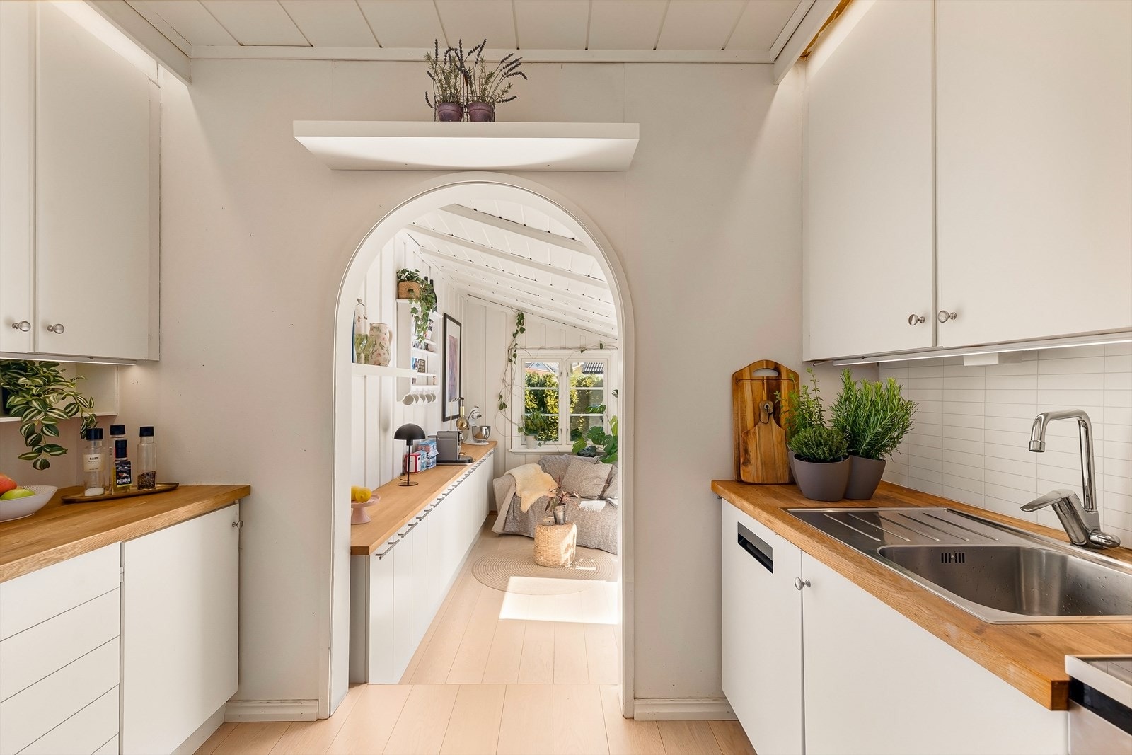 Et kjøkken som inviterer til samvær - med naturlig forbindelse til spiseplass og oppholdsrom, perfekt for både hverdag og gjester. Galleribilde