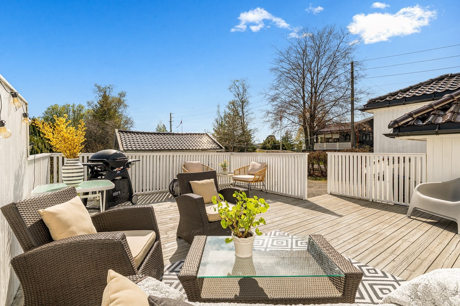 Stor og solrik terrasse med god plass til flere sittegrupper og grill. Skjermet løsning med fine solforhold. Galleribilde