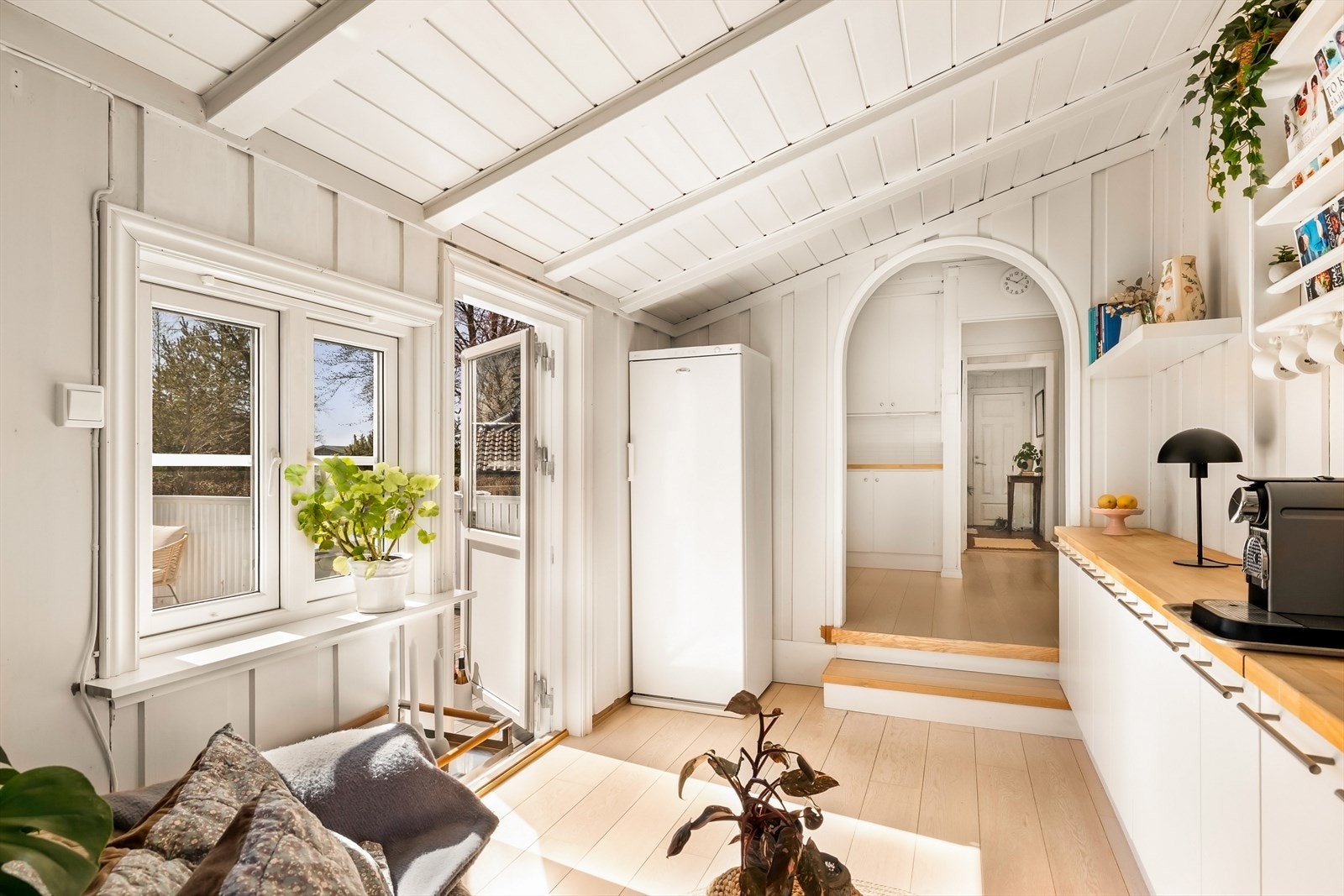 Fleksibelt og koselig bruksområde som passer utmerket som ekstra stue, tv-rom eller lesesone, med utgang til terrasse. Galleribilde