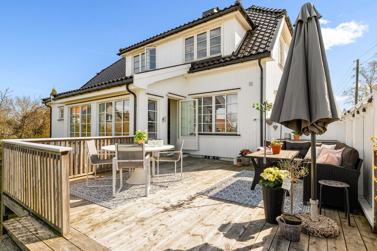 En innbydende enebolig med herlig terrasse også på fremsiden- perfekt for hyggelige måltider, sosiale sammenkomster og late sommerdager i solen. Galleribilde